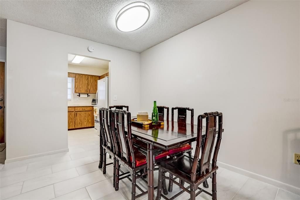 For Sale: $190,000 (2 beds, 2 baths, 979 Square Feet)