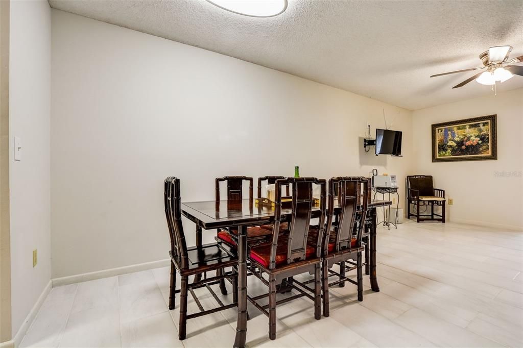 For Sale: $190,000 (2 beds, 2 baths, 979 Square Feet)