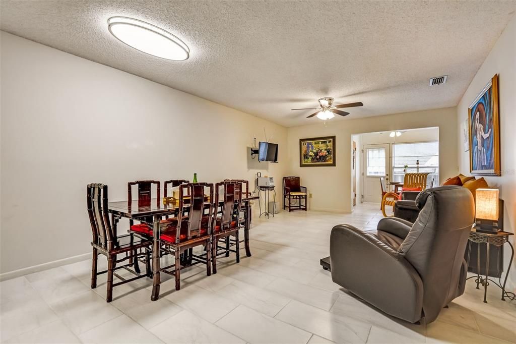 For Sale: $190,000 (2 beds, 2 baths, 979 Square Feet)