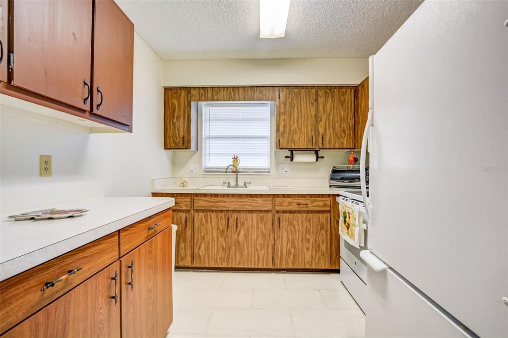 For Sale: $190,000 (2 beds, 2 baths, 979 Square Feet)