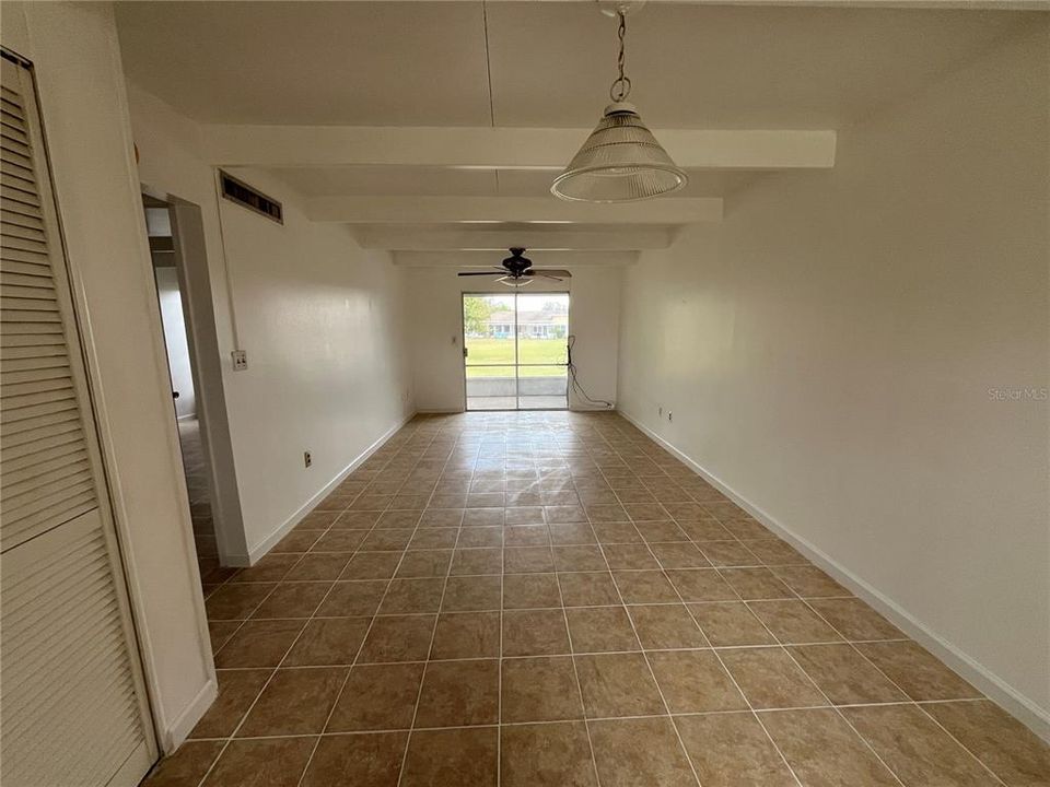 Active With Contract: $1,050 (1 beds, 1 baths, 648 Square Feet)