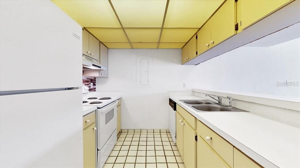 Nice white kitchen (even the cabinets are white)