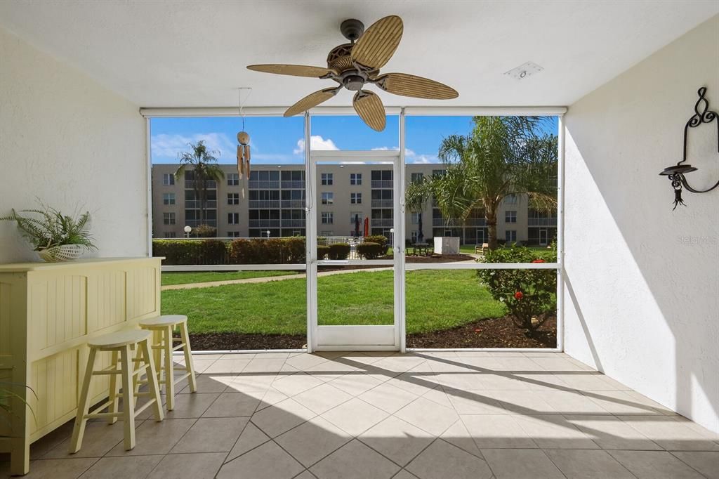 SCREENED-IN LANAI TO RELAX AND ENJOY THE FLORIDA WEATHER OR WALK RIGHT OUT TO POOL.