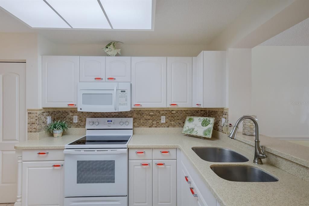 WHITE AND BRIGHT KITCHEN READY FOR ENTERTAINING.