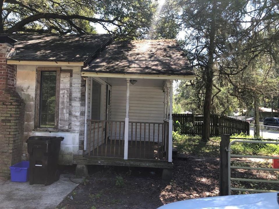 For Sale: $127,000 (2 beds, 1 baths, 883 Square Feet)