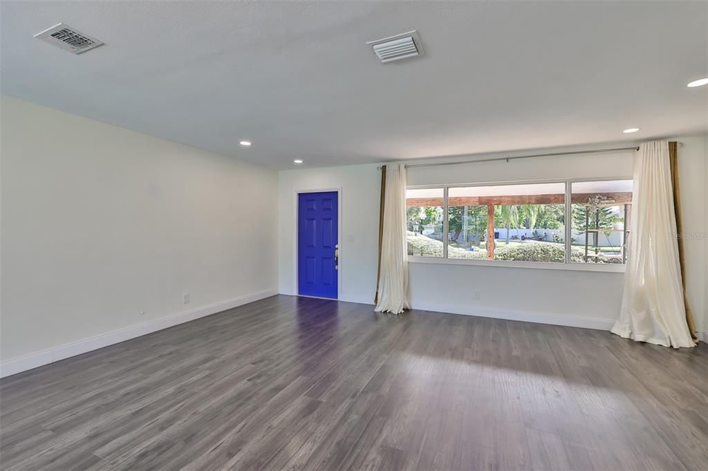 Active With Contract: $4,100 (3 beds, 2 baths, 1226 Square Feet)