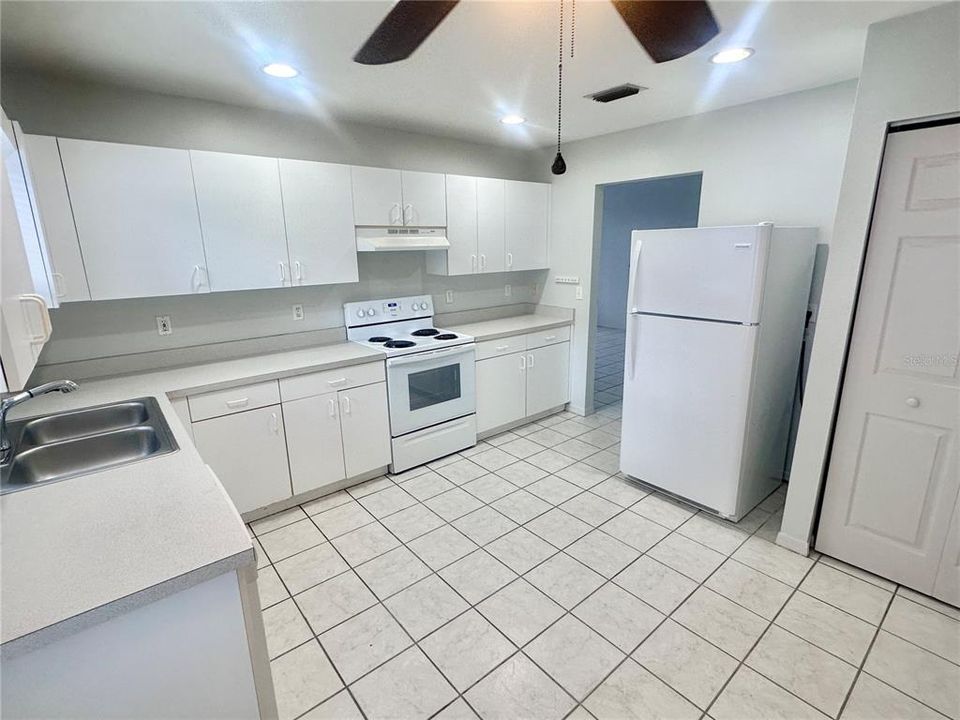 Active With Contract: $2,400 (3 beds, 2 baths, 1196 Square Feet)