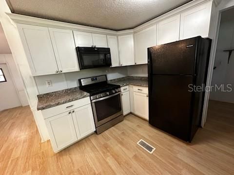 Active With Contract: $149,900 (3 beds, 2 baths, 1124 Square Feet)