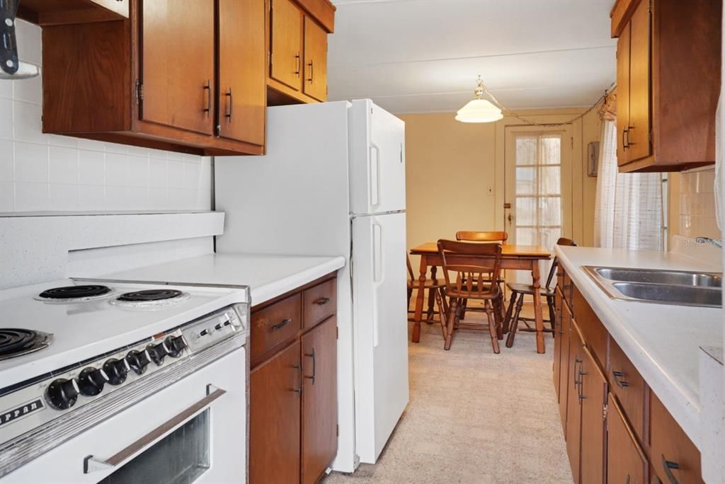 Active With Contract: $190,000 (2 beds, 1 baths, 1107 Square Feet)