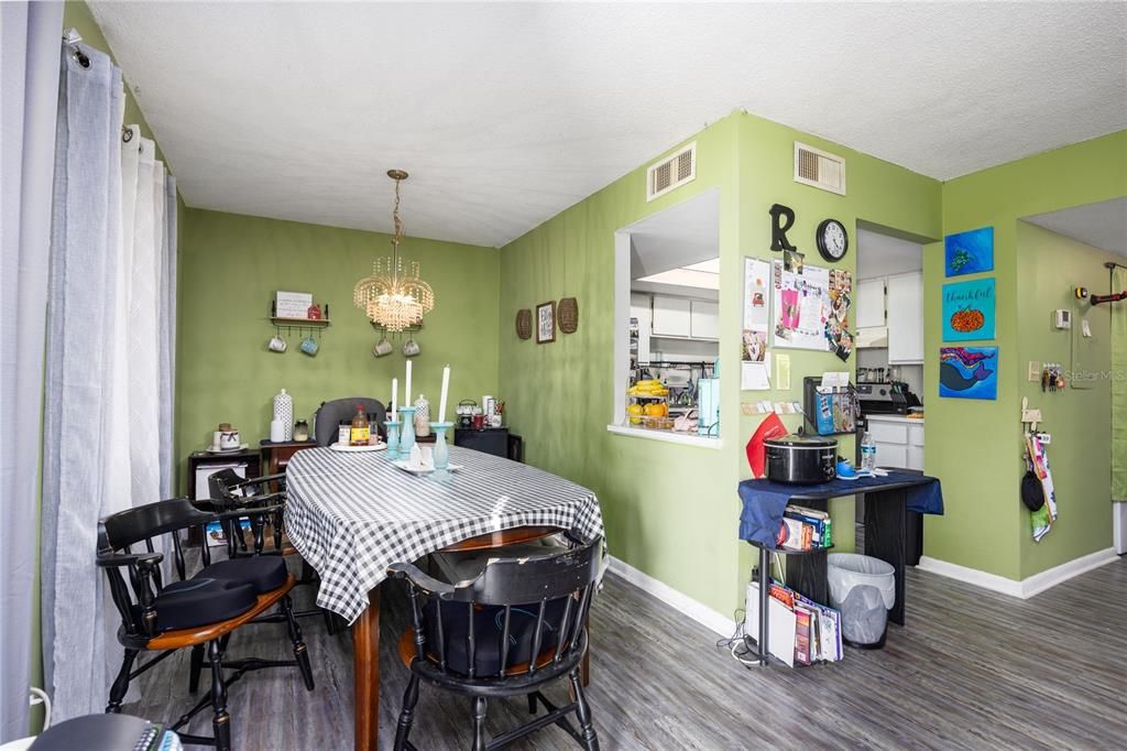 Active With Contract: $127,500 (2 beds, 1 baths, 1058 Square Feet)