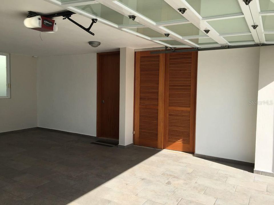 Vendido Recientemente: $630,000 (4 camas, 4 baños, 3350 Pies cuadrados)