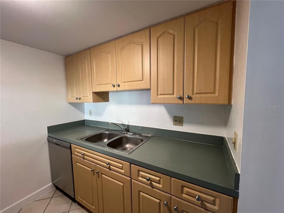 Active With Contract: $125,000 (2 beds, 2 baths, 1094 Square Feet)