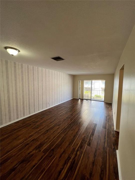 Active With Contract: $1,350 (1 beds, 1 baths, 667 Square Feet)