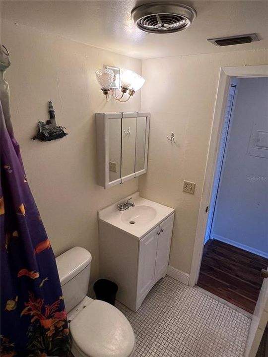 Active With Contract: $1,350 (1 beds, 1 baths, 667 Square Feet)