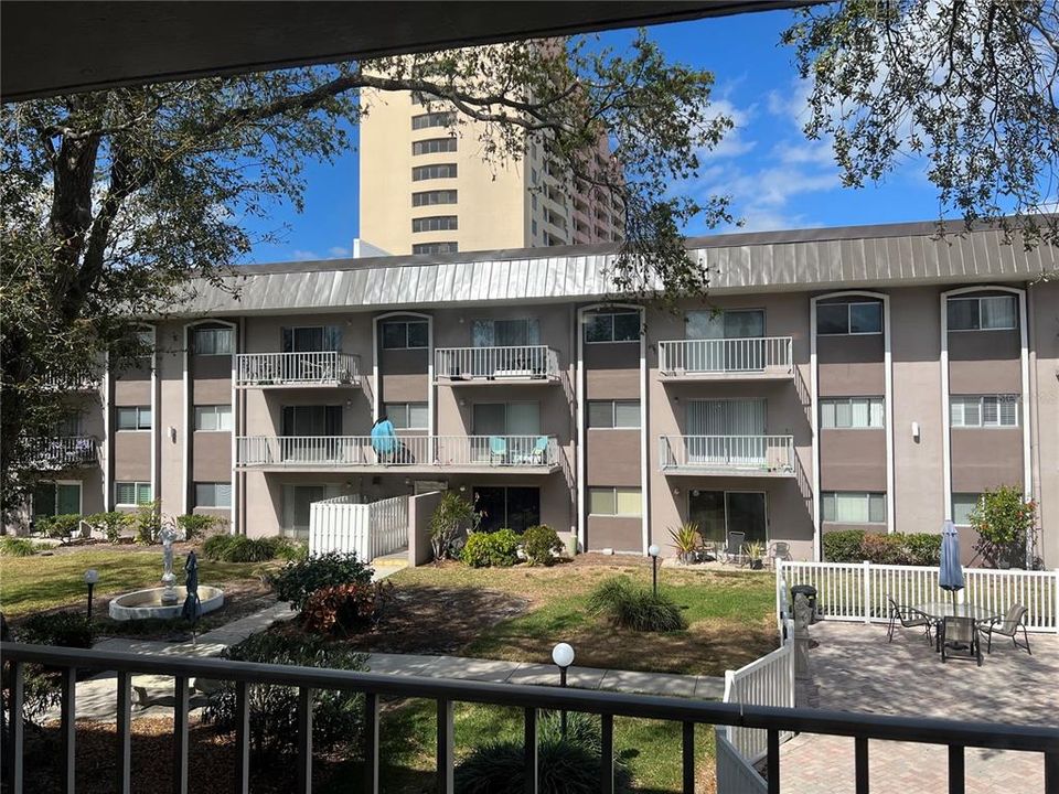 Active With Contract: $1,350 (1 beds, 1 baths, 667 Square Feet)