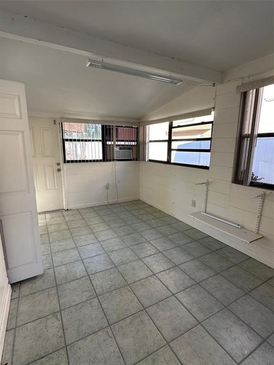 For Rent: $2,600 (2 beds, 1 baths, 908 Square Feet)