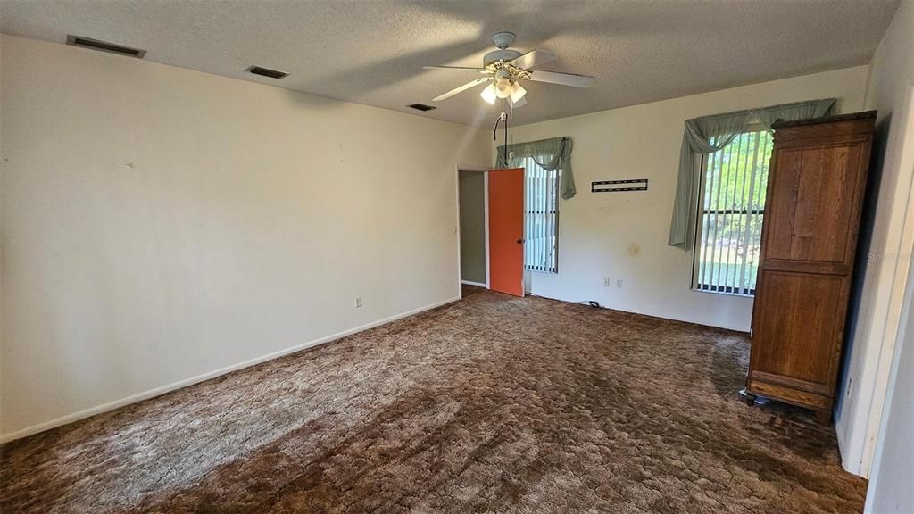 Recently Sold: $190,000 (3 beds, 2 baths, 1964 Square Feet)