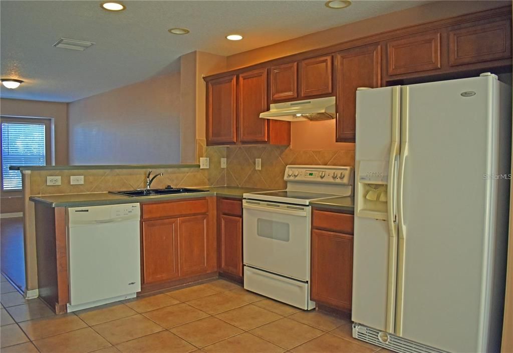 Active With Contract: $2,000 (2 beds, 2 baths, 1230 Square Feet)