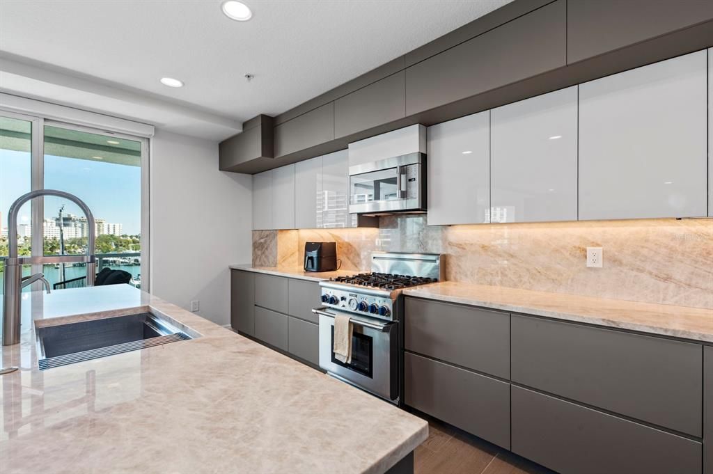 Recently Sold: $2,699,999 (2 beds, 2 baths, 1949 Square Feet)