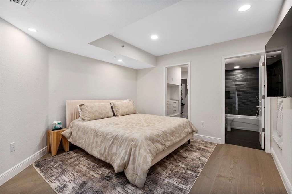 Recently Sold: $2,699,999 (2 beds, 2 baths, 1949 Square Feet)