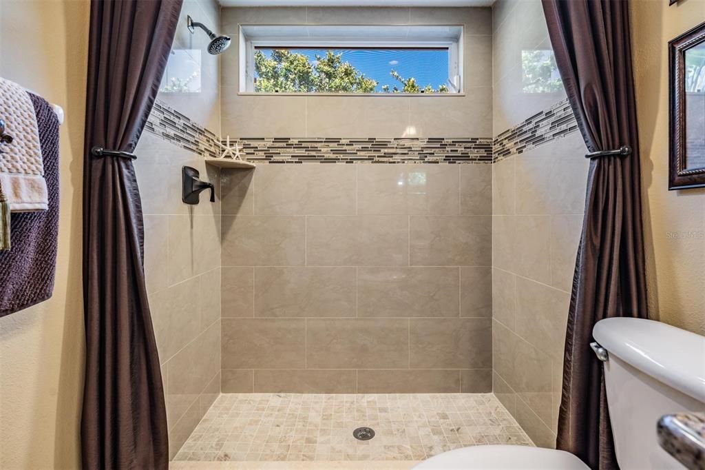 最近售出: $699,900 (3 贝兹, 2 浴室, 2255 平方英尺)