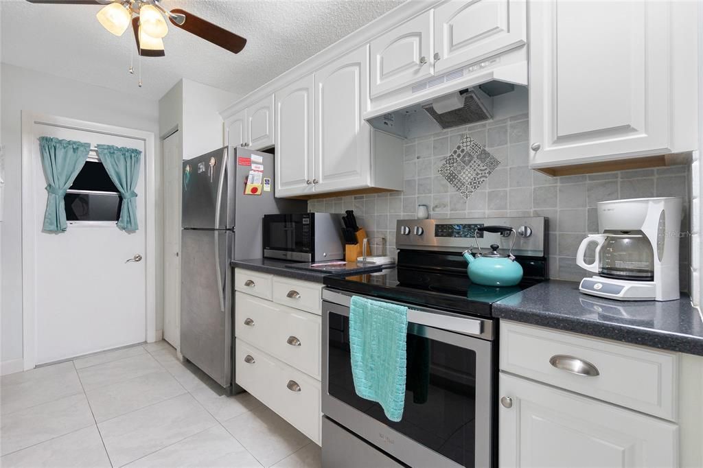 Active With Contract: $249,900 (2 beds, 2 baths, 1052 Square Feet)