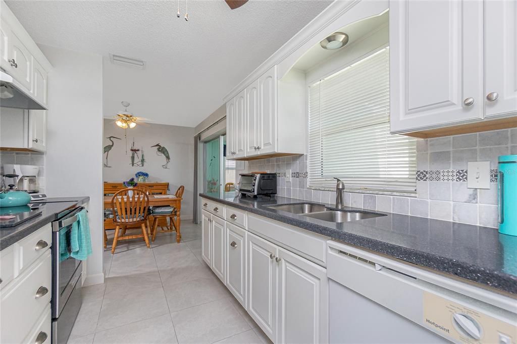 Active With Contract: $249,900 (2 beds, 2 baths, 1052 Square Feet)