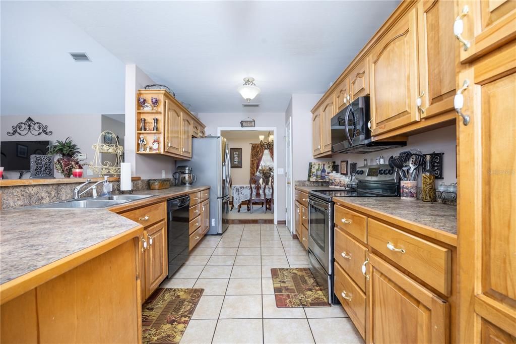 Recently Sold: $759,000 (3 beds, 2 baths, 1927 Square Feet)