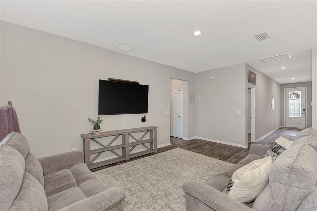 Active With Contract: $3,000 (3 beds, 2 baths, 1516 Square Feet)