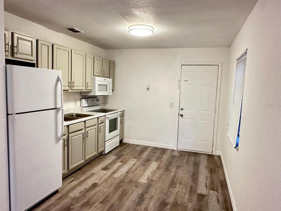 Recently Rented: $1,350 (2 beds, 1 baths, 900 Square Feet)
