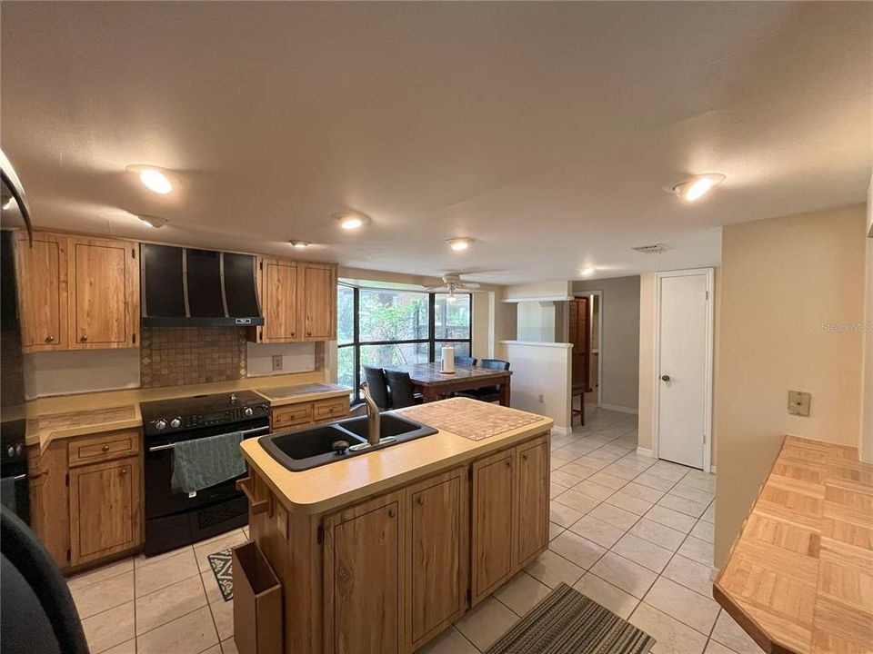 For Sale: $399,900 (2 beds, 2 baths, 1616 Square Feet)