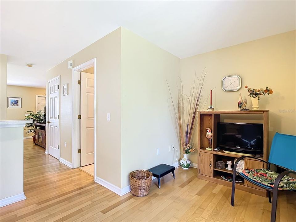 For Sale: $245,000 (2 beds, 1 baths, 1102 Square Feet)