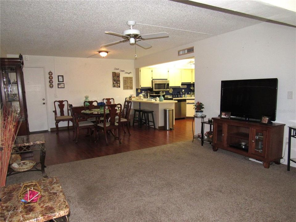 Active With Contract: $99,900 (2 beds, 2 baths, 919 Square Feet)