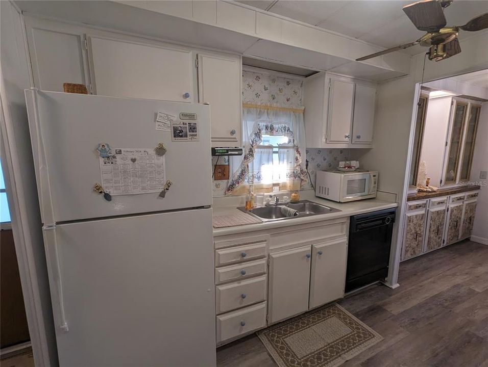 Active With Contract: $98,500 (2 beds, 1 baths, 960 Square Feet)