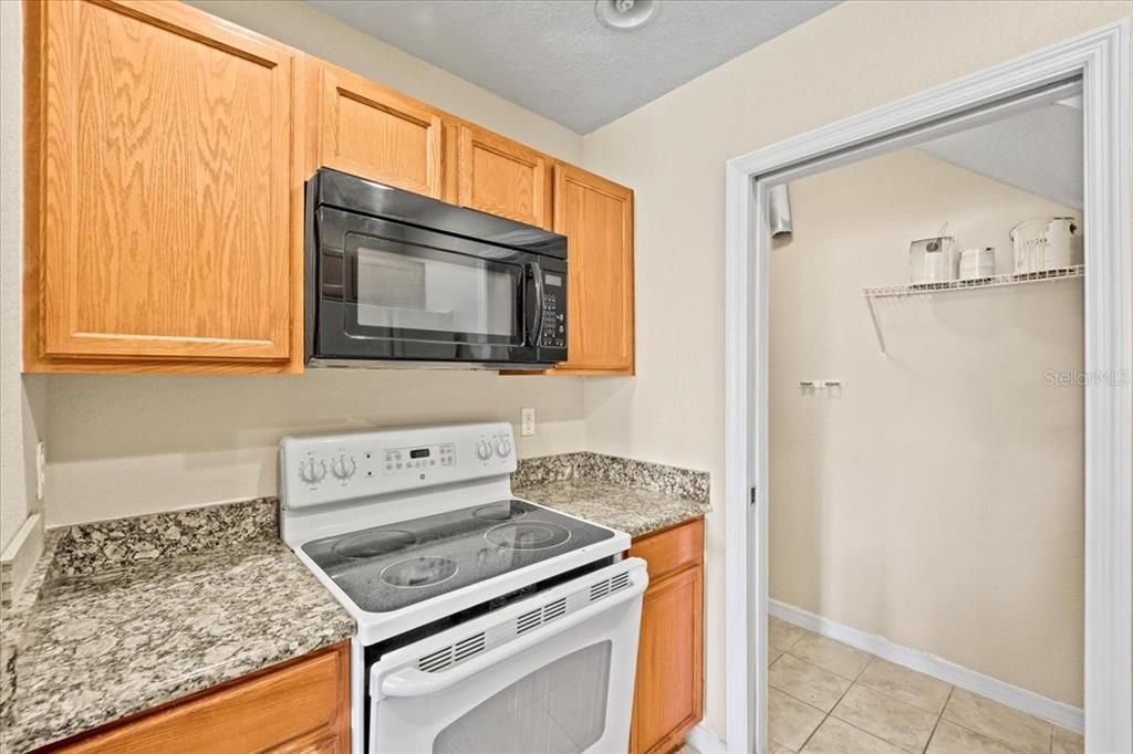For Sale: $159,900 (2 beds, 2 baths, 971 Square Feet)