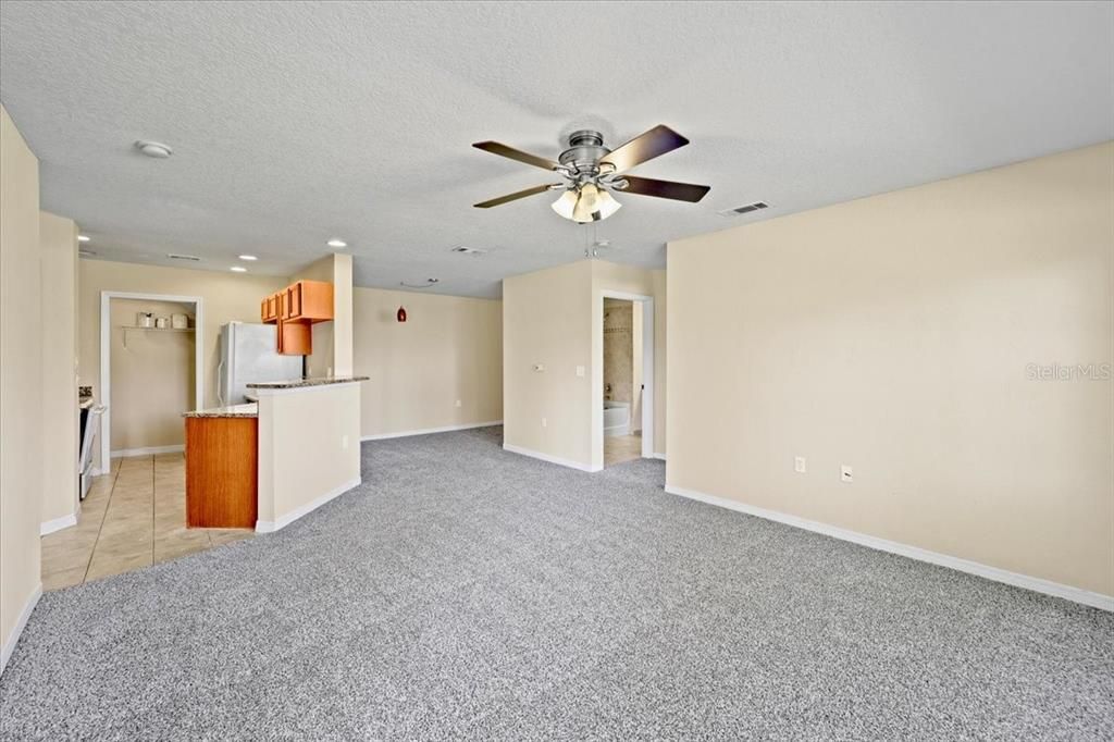 For Sale: $159,900 (2 beds, 2 baths, 971 Square Feet)