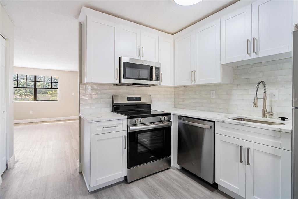 Active With Contract: $139,750 (2 beds, 1 baths, 899 Square Feet)