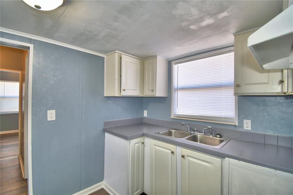 For Sale: $129,000 (2 beds, 1 baths, 475 Square Feet)