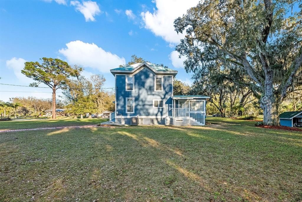 Recently Sold: $550,000 (4 beds, 2 baths, 1872 Square Feet)