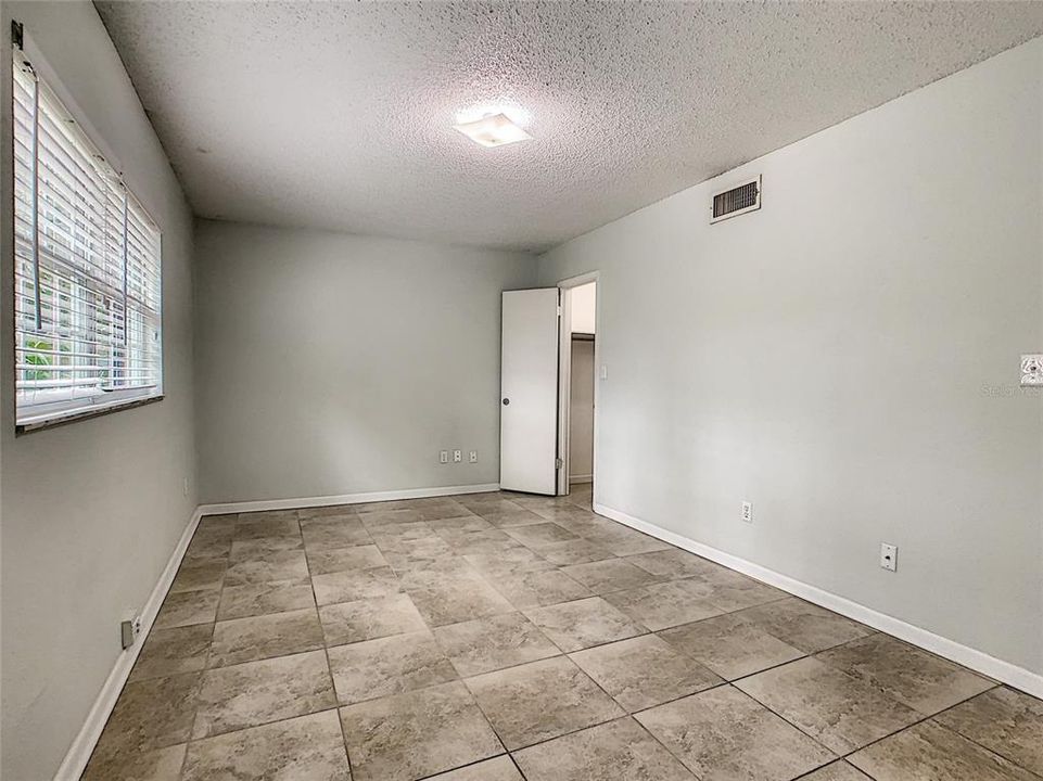 Active With Contract: $1,699 (2 beds, 1 baths, 990 Square Feet)