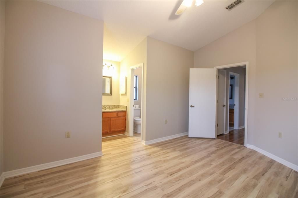 For Sale: $255,000 (2 beds, 2 baths, 1059 Square Feet)
