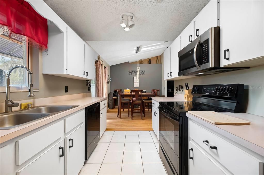 Recently Sold: $265,000 (3 beds, 2 baths, 1244 Square Feet)