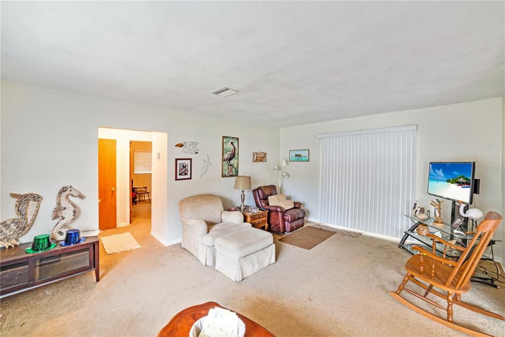 Active With Contract: $159,990 (2 beds, 1 baths, 1173 Square Feet)