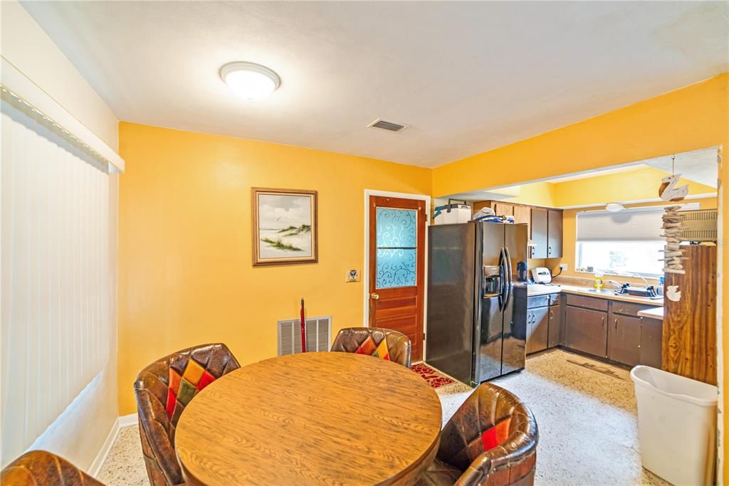 Active With Contract: $159,990 (2 beds, 1 baths, 1173 Square Feet)