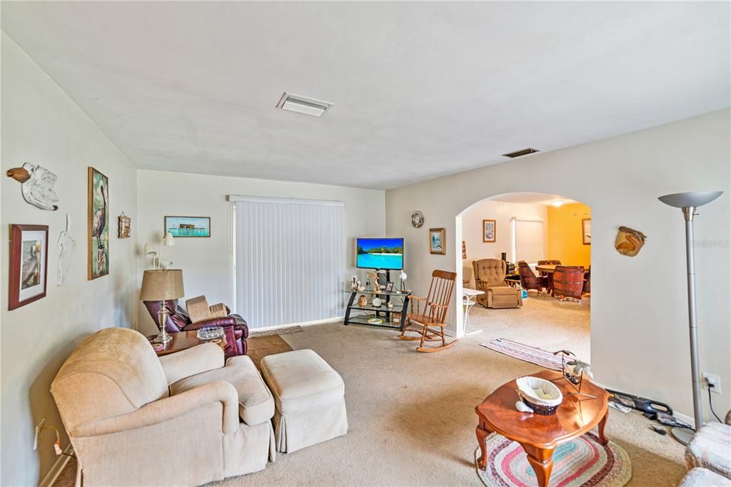 Active With Contract: $159,990 (2 beds, 1 baths, 1173 Square Feet)