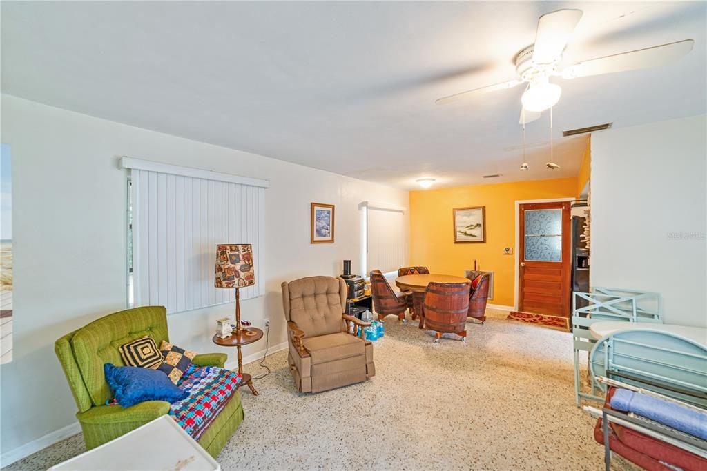 Active With Contract: $159,990 (2 beds, 1 baths, 1173 Square Feet)