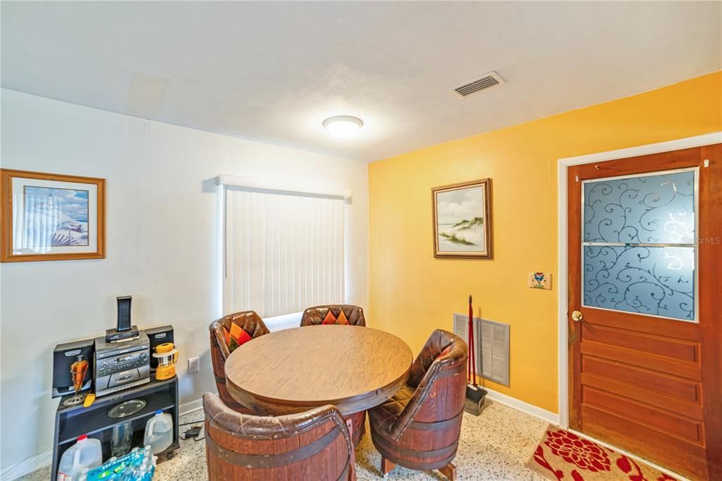 Active With Contract: $159,990 (2 beds, 1 baths, 1173 Square Feet)