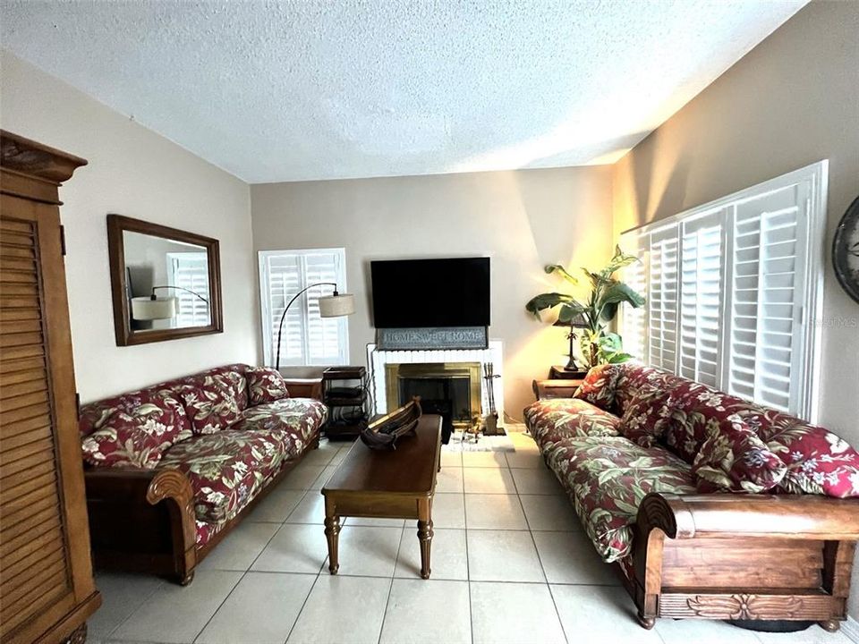 Active With Contract: $2,200 (1 beds, 1 baths, 755 Square Feet)