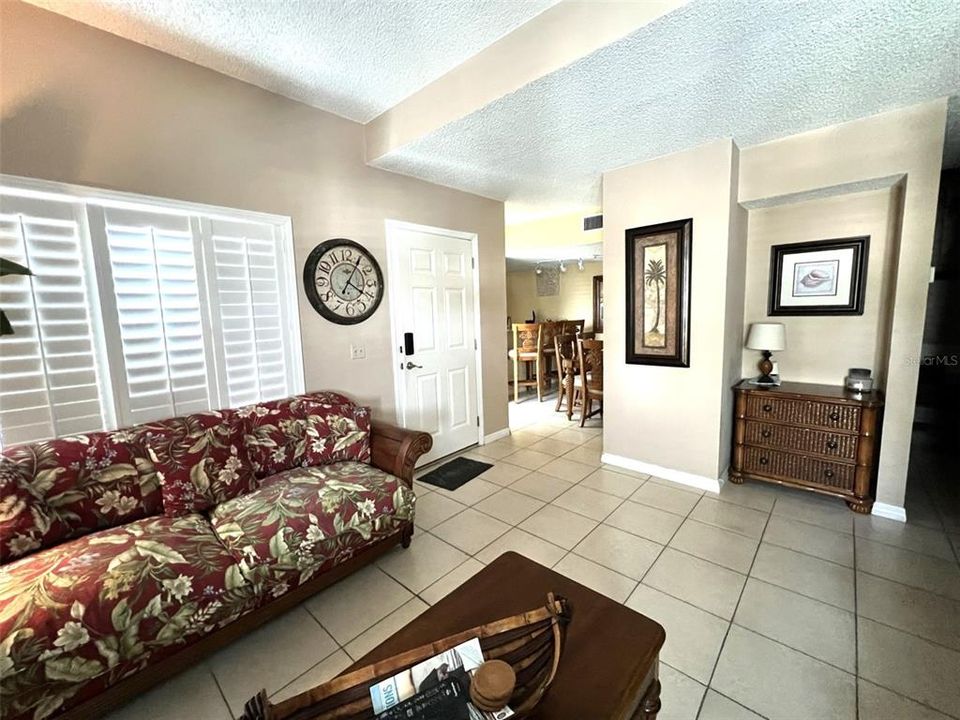 Active With Contract: $2,200 (1 beds, 1 baths, 755 Square Feet)