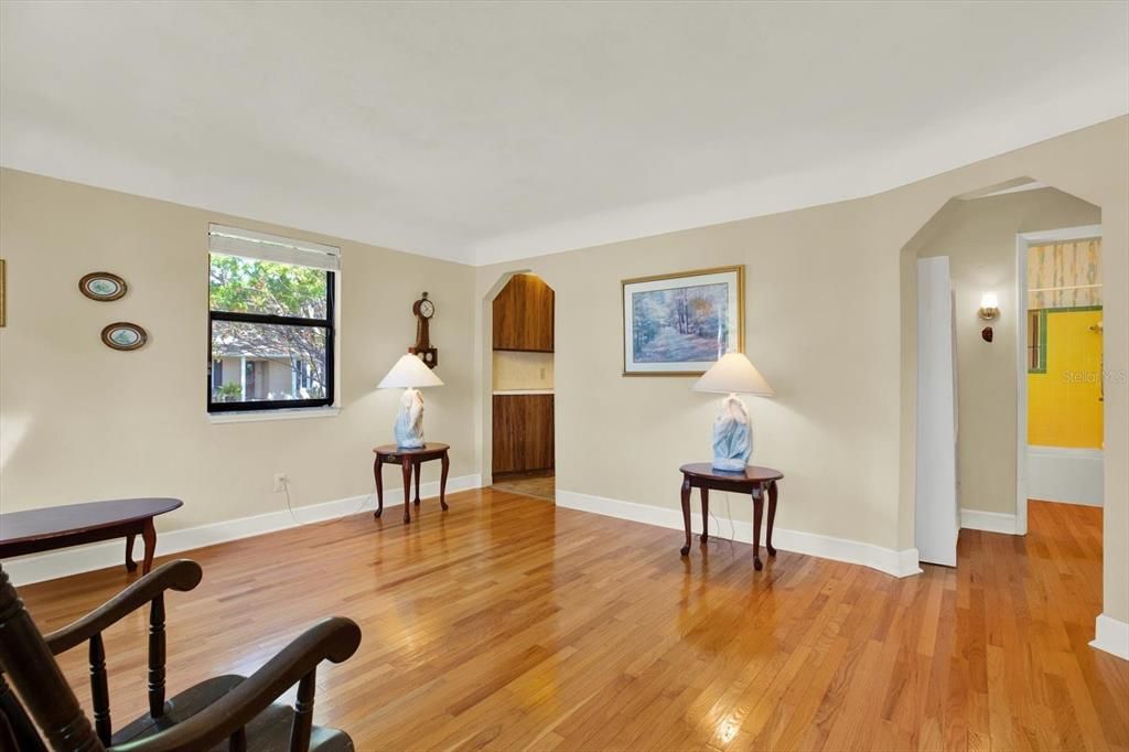Recently Sold: $380,000 (2 beds, 1 baths, 1181 Square Feet)